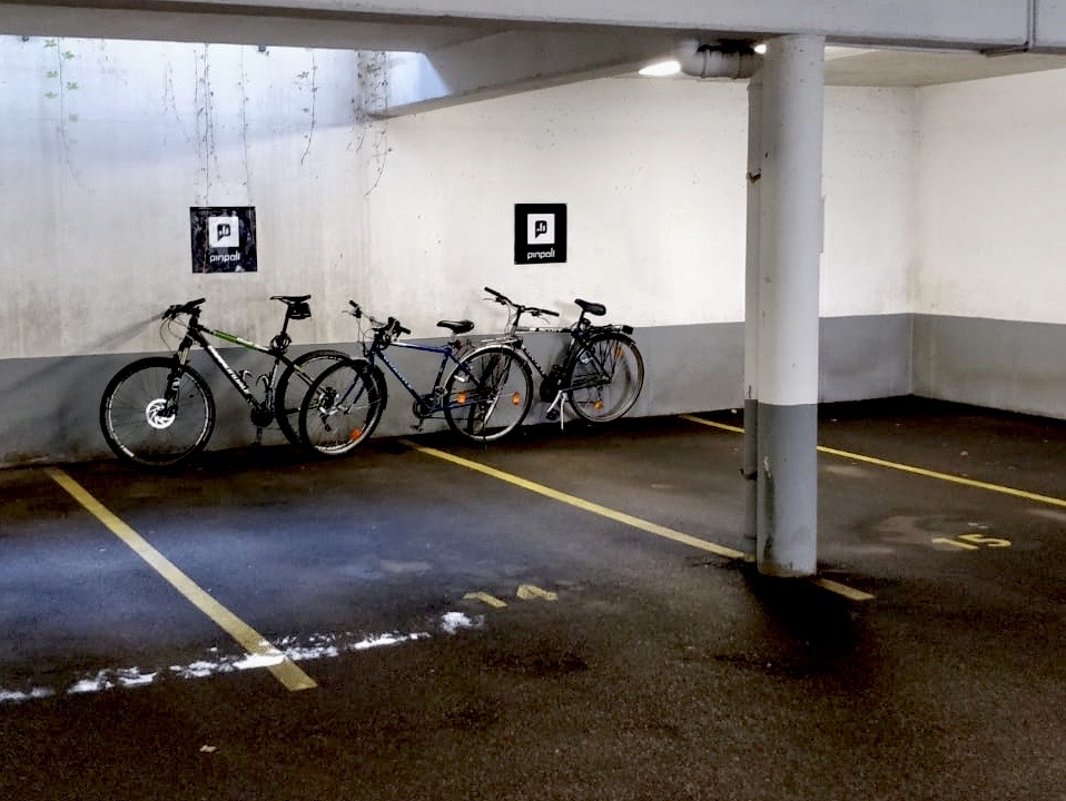 Ein Bild zeigt eine Garage mit Fahrrädern und freien Parkplätzen

