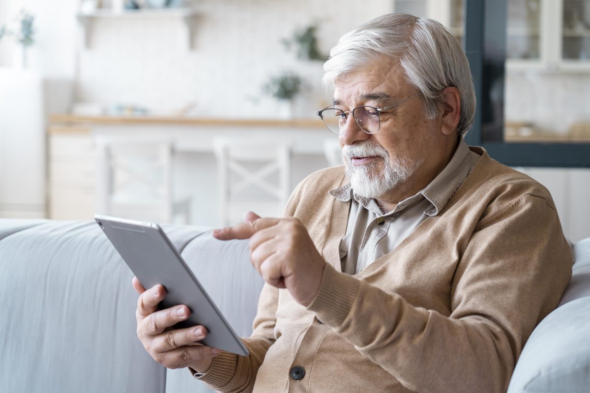 Erstellt von DAll-E: Alter Mann mit Brille und Tablet